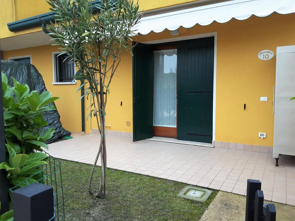 Hotel Apartments Villaggio Dei Fiori 4 Stars Luxury - Great Family Resort - Pet Friendly - With Hypermarket - Delivery Restaurant-Pizzeria - Room Breakfast With Supplement - Ultra Fast Wi-Fi - Play Area For Children - Olympic Swimming Pool - Parking Caorle Exterior foto