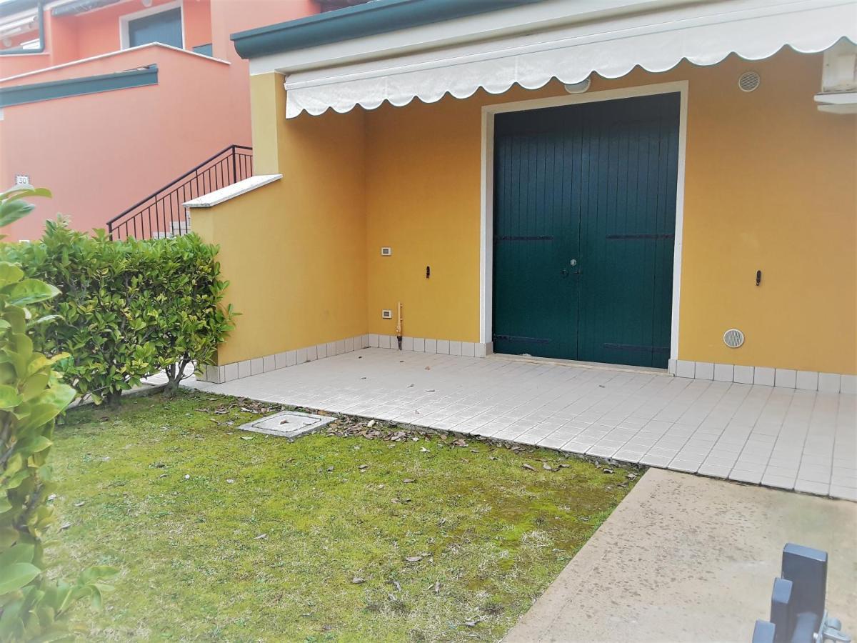 Hotel Apartments Villaggio Dei Fiori 4 Stars Luxury - Great Family Resort - Pet Friendly - With Hypermarket - Delivery Restaurant-Pizzeria - Room Breakfast With Supplement - Ultra Fast Wi-Fi - Play Area For Children - Olympic Swimming Pool - Parking Caorle Exterior foto