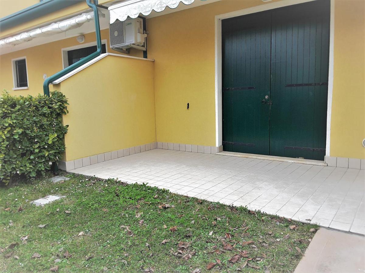 Hotel Apartments Villaggio Dei Fiori 4 Stars Luxury - Great Family Resort - Pet Friendly - With Hypermarket - Delivery Restaurant-Pizzeria - Room Breakfast With Supplement - Ultra Fast Wi-Fi - Play Area For Children - Olympic Swimming Pool - Parking Caorle Exterior foto