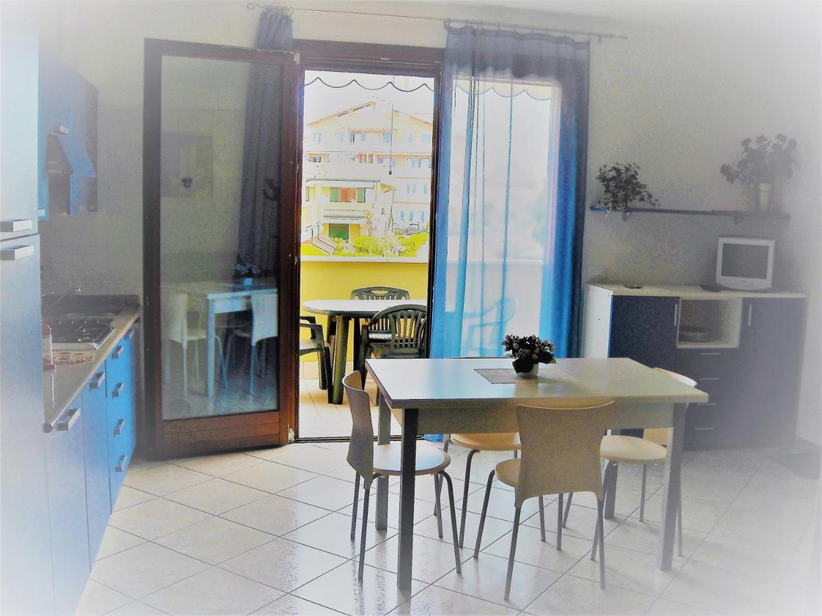 Hotel Apartments Villaggio Dei Fiori 4 Stars Luxury - Great Family Resort - Pet Friendly - With Hypermarket - Delivery Restaurant-Pizzeria - Room Breakfast With Supplement - Ultra Fast Wi-Fi - Play Area For Children - Olympic Swimming Pool - Parking Caorle Exterior foto