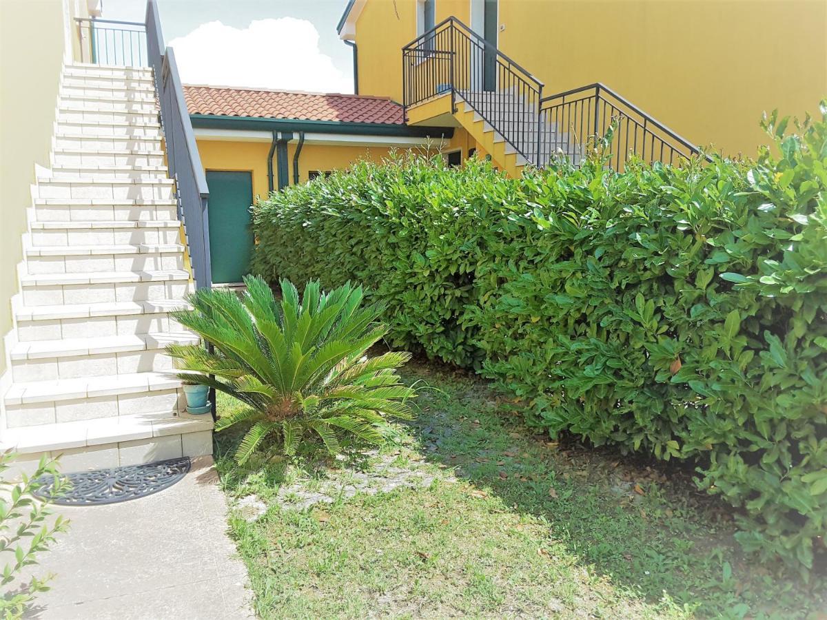 Hotel Apartments Villaggio Dei Fiori 4 Stars Luxury - Great Family Resort - Pet Friendly - With Hypermarket - Delivery Restaurant-Pizzeria - Room Breakfast With Supplement - Ultra Fast Wi-Fi - Play Area For Children - Olympic Swimming Pool - Parking Caorle Exterior foto