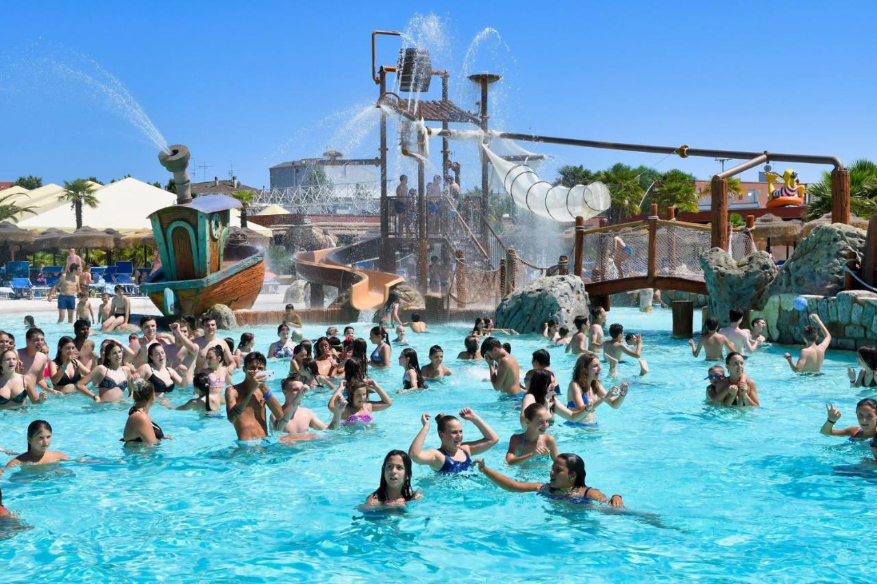 Hotel Apartments Villaggio Dei Fiori 4 Stars Luxury - Great Family Resort - Pet Friendly - With Hypermarket - Delivery Restaurant-Pizzeria - Room Breakfast With Supplement - Ultra Fast Wi-Fi - Play Area For Children - Olympic Swimming Pool - Parking Caorle Exterior foto