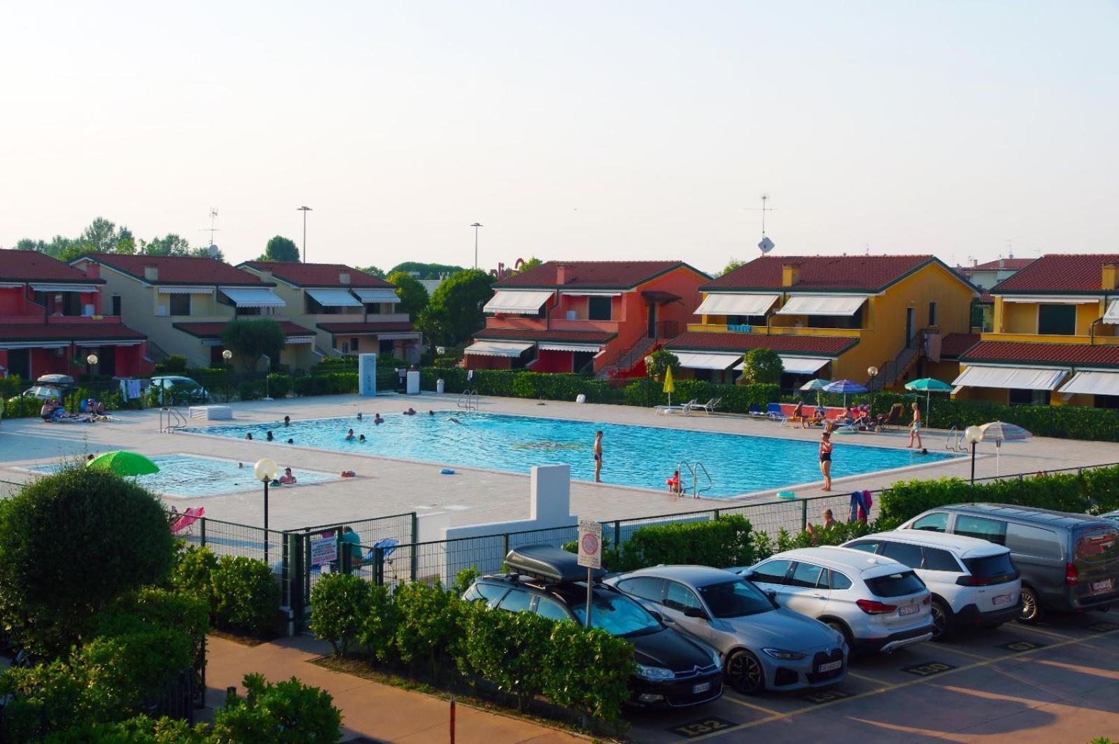 Hotel Apartments Villaggio Dei Fiori 4 Stars Luxury - Great Family Resort - Pet Friendly - With Hypermarket - Delivery Restaurant-Pizzeria - Room Breakfast With Supplement - Ultra Fast Wi-Fi - Play Area For Children - Olympic Swimming Pool - Parking Caorle Exterior foto