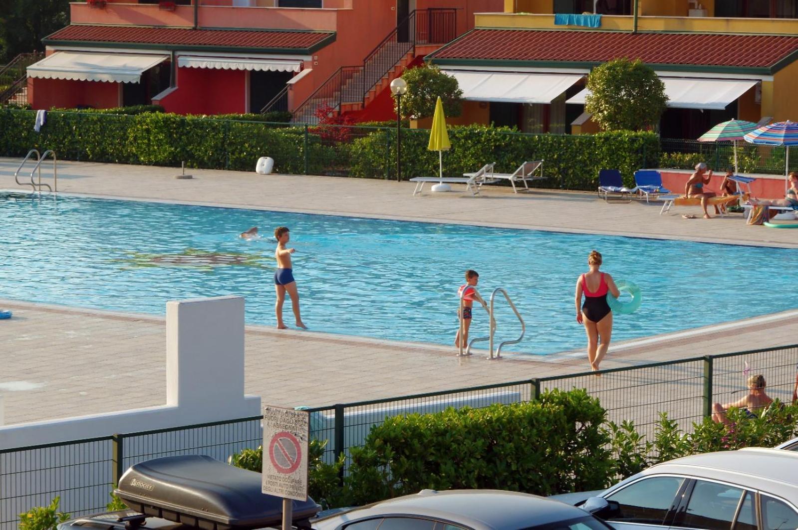 Hotel Apartments Villaggio Dei Fiori 4 Stars Luxury - Great Family Resort - Pet Friendly - With Hypermarket - Delivery Restaurant-Pizzeria - Room Breakfast With Supplement - Ultra Fast Wi-Fi - Play Area For Children - Olympic Swimming Pool - Parking Caorle Exterior foto