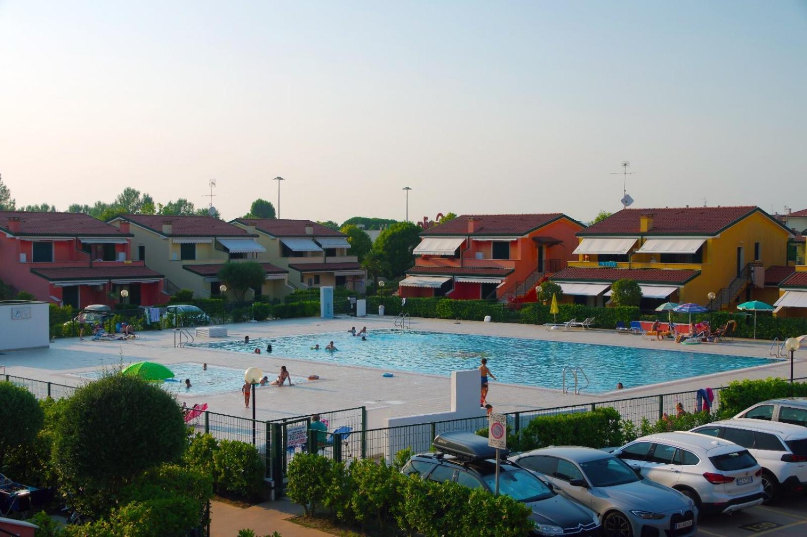 Hotel Apartments Villaggio Dei Fiori 4 Stars Luxury - Great Family Resort - Pet Friendly - With Hypermarket - Delivery Restaurant-Pizzeria - Room Breakfast With Supplement - Ultra Fast Wi-Fi - Play Area For Children - Olympic Swimming Pool - Parking Caorle Exterior foto