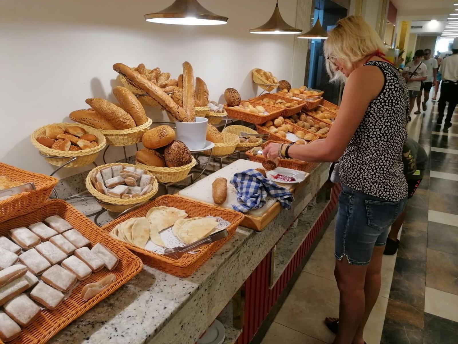 Hotel Apartments Villaggio Dei Fiori 4 Stars Luxury - Great Family Resort - Pet Friendly - With Hypermarket - Delivery Restaurant-Pizzeria - Room Breakfast With Supplement - Ultra Fast Wi-Fi - Play Area For Children - Olympic Swimming Pool - Parking Caorle Exterior foto