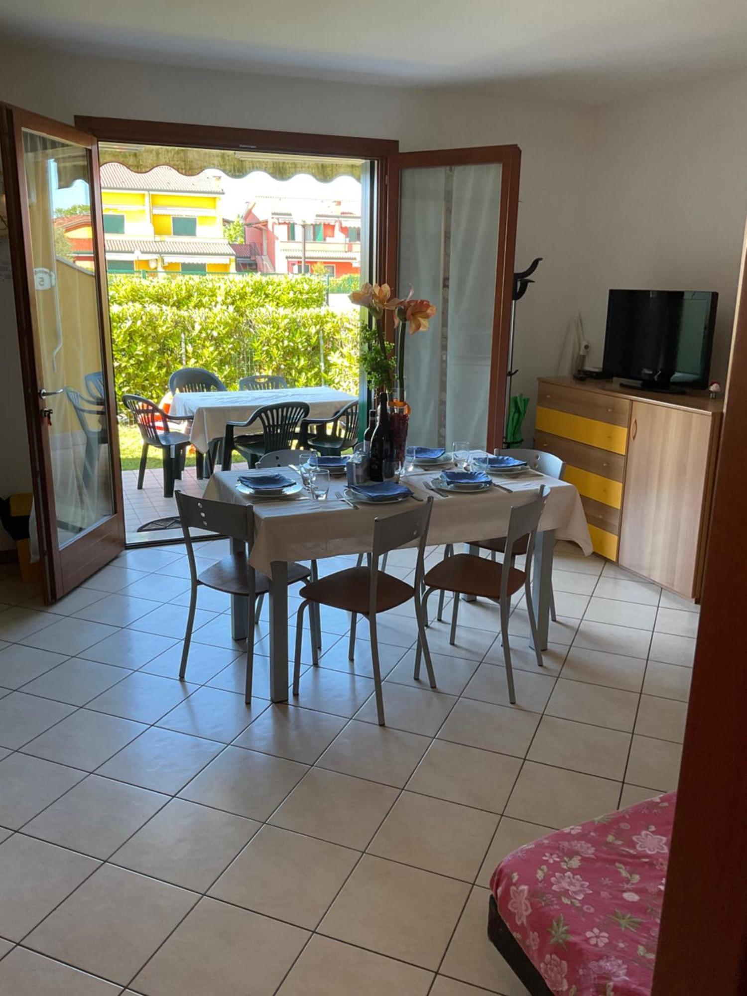 Hotel Apartments Villaggio Dei Fiori 4 Stars Luxury - Great Family Resort - Pet Friendly - With Hypermarket - Delivery Restaurant-Pizzeria - Room Breakfast With Supplement - Ultra Fast Wi-Fi - Play Area For Children - Olympic Swimming Pool - Parking Caorle Exterior foto